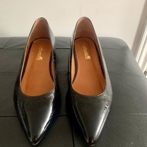 Low heeled sharp toe shoe intervalle